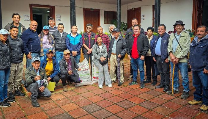Caficultores de Machetá, Manta, Junín y Gachetá reciben fertilizantes para renovar sus cultivos y aumentar la productividad