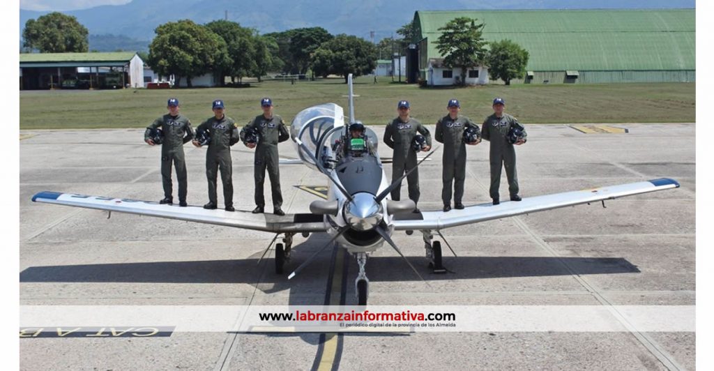 7 alférez de la FAC realizaron su 1er vuelo solo en Puerto Salgar (Cundinamarca)