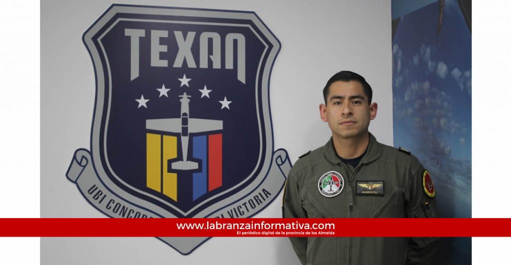 Piloto de la Fuerza Aérea Mexicana se convierte en instructor de Texan T-6C en Colombia
