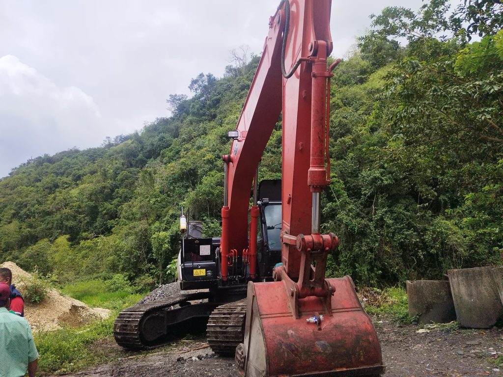 CAR traslada maquinaria tipo retro sobre oruga, para adecuación hidráulica en el municipio de El Peñón, Cundinamarca