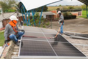 La CAR inicia la instalación de paneles solares en doce instituciones educativas de la jurisdicción