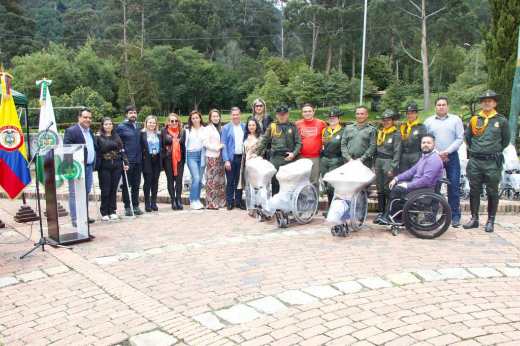 Cundinamarqueses reciben sillas de ruedas neurológicas