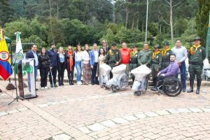Cundinamarqueses reciben sillas de ruedas neurológicas