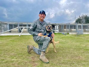 Carlos Andrés Montoya: primer etólogo militar especializado en bienestar animal