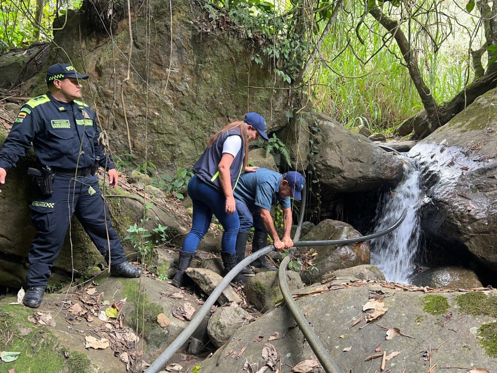 CAR suspende captación sin permisos en una quebrada de Viotá, Cundinamarca, que usarían para llenar piscina privada