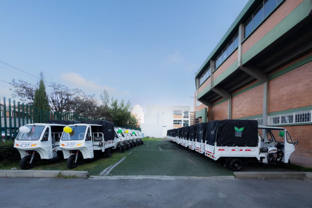 CAR entregó 38 motocargueros para reemplazar vehículos de tracción animal en Madrid, Cundinamarca