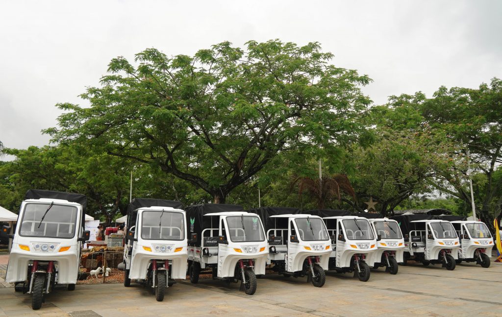 CAR y Gobernación entregan motocargueros a recuperadores ambientales