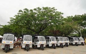 CAR y Gobernación entregan motocargueros a recuperadores ambientales