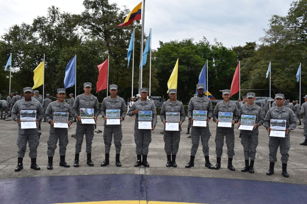 Graduación del primer curso de Soldados Profesionales de su Fuerza Aeroespacial Colombiana