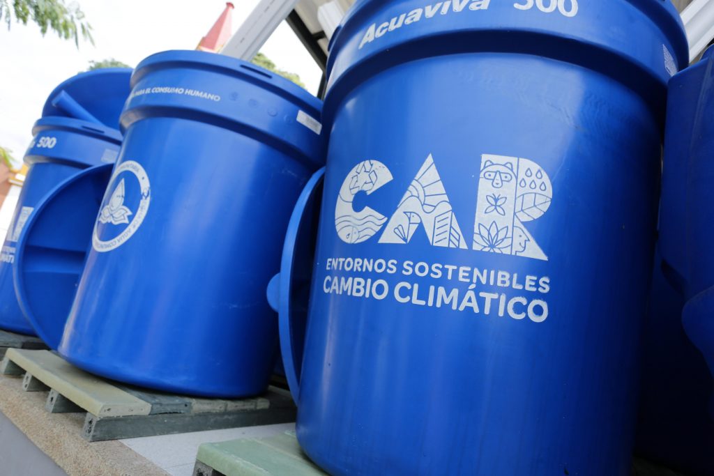 En época de fuertes aguaceros, la CAR entregó 250 tanques para recolección de agua lluvia en dos municipios de Cundinamarca
