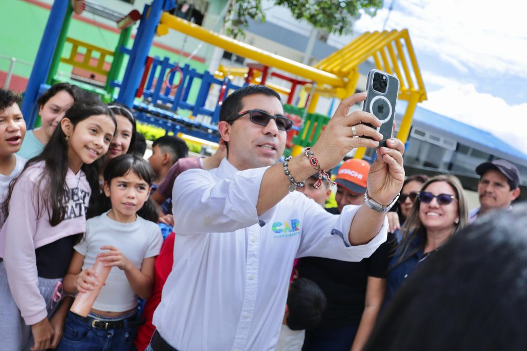 CAR entregó el primero de los 11 parques infantiles en madera ecológica que recibirán ganadores de concurso de pesebres ecológicos