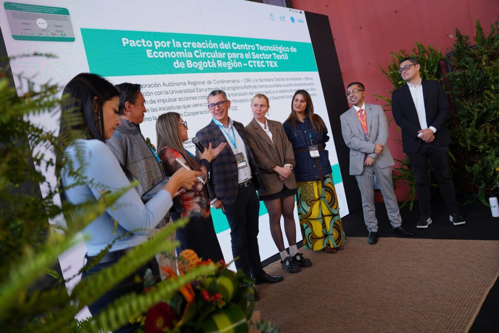 CAR firma Pacto para crear Centro Tecnológico para una moda circular