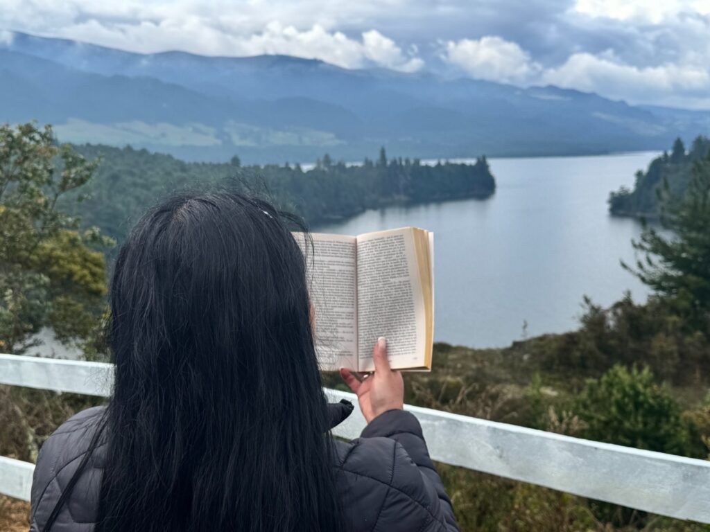 Caminos y relatos del agua: el taller literario para conectar con la naturaleza en el Embalse Neusa