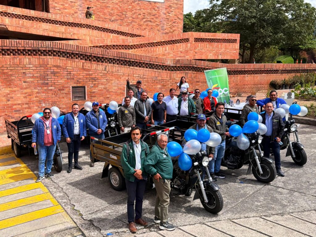 EPC reconoció iniciativas innovadoras en la recolección de residuos sólidos y entregó motocargueros en Cundinamarca