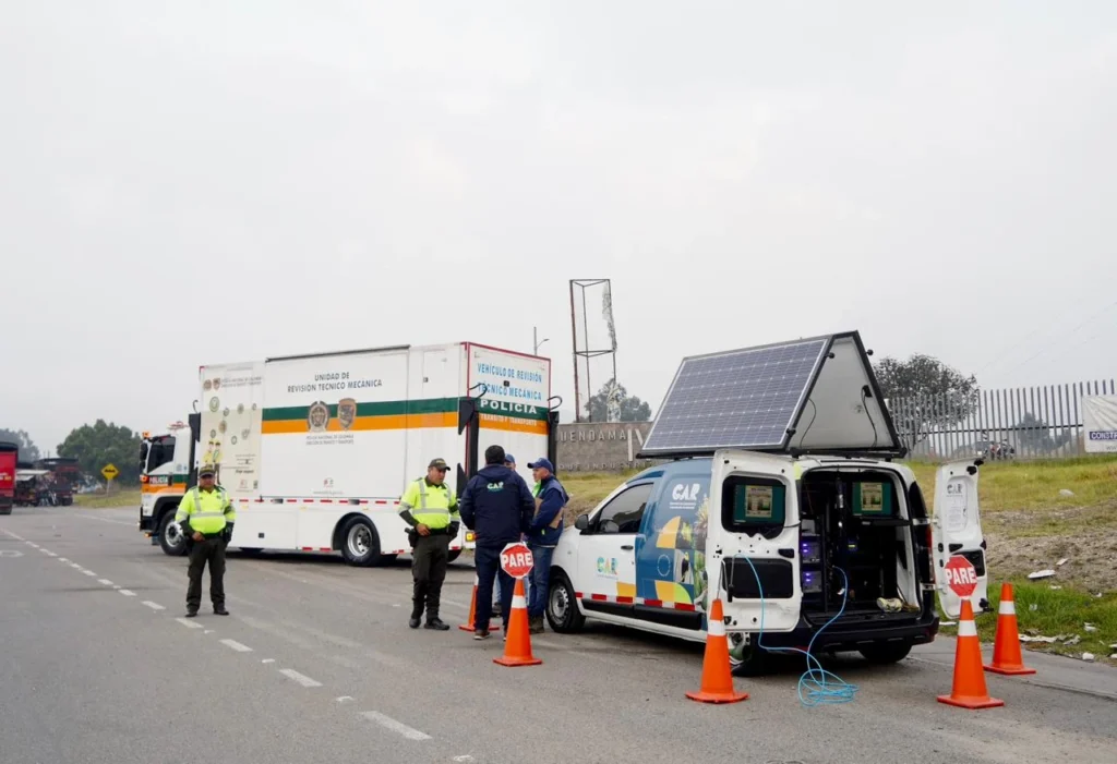 Alerta ambiental: 7 de cada 10 vehículos en Cundinamarca fallan pruebas de gases de la CAR