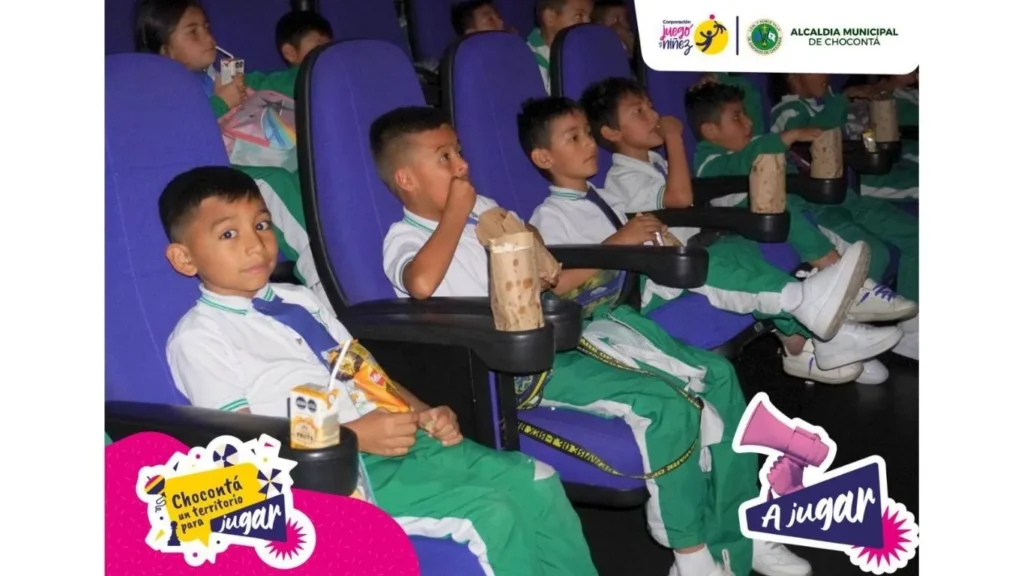 Niñas y niños chocontanos van por 1ra vez a cine