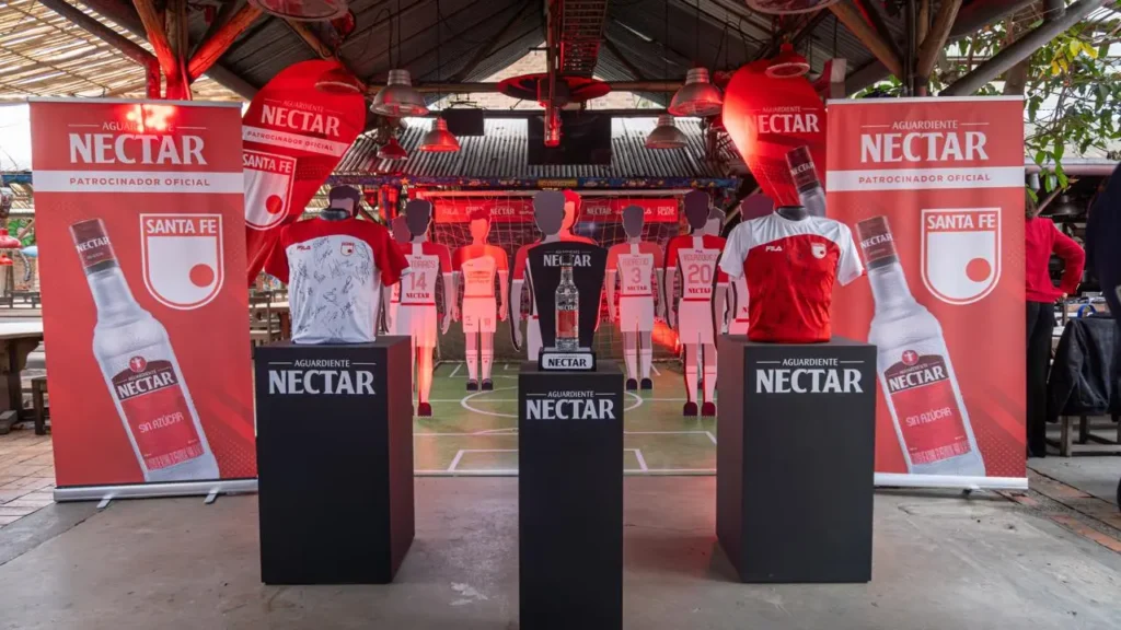 Aguardiente Néctar regresa a la camiseta de Santa Fe y amplía su alcance en el país
