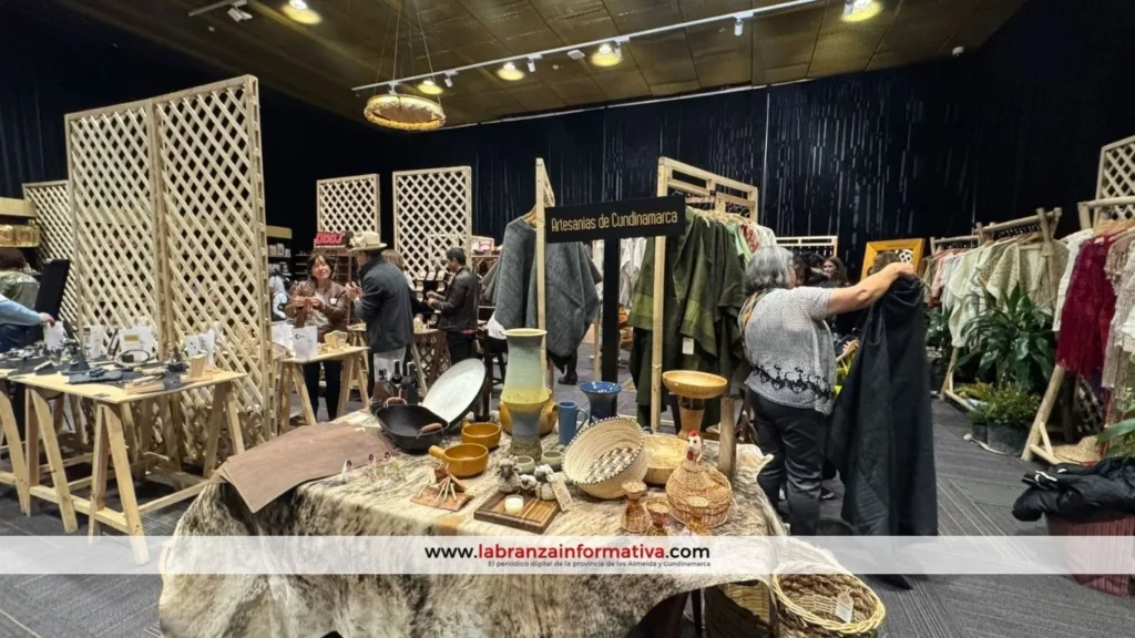 Gobernación de Cundinamarca llevó a 73 artesanos al Bogotá Fashion Week 2026