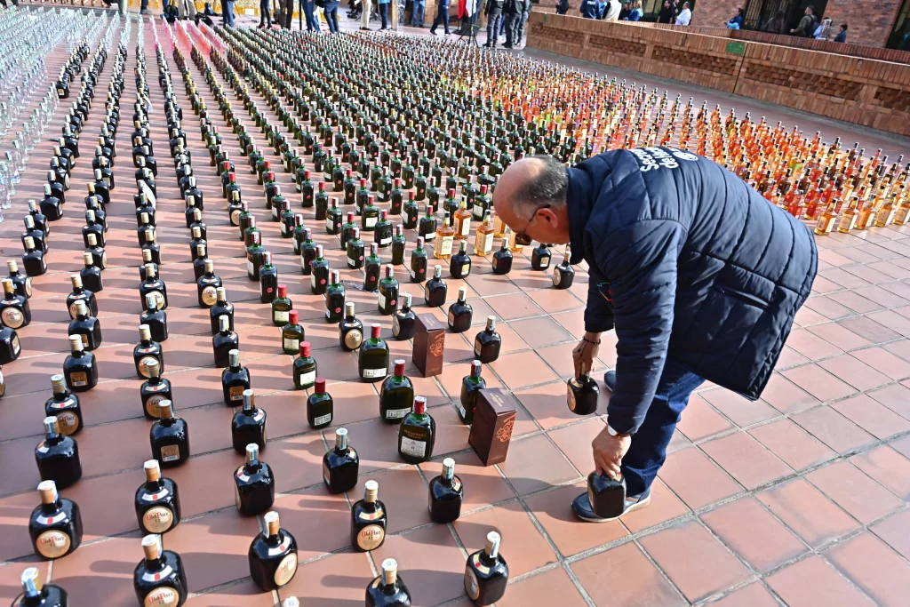 8.520 unidades de licor adulterado y más de 12.000 estampillas y sellos falsificados fueron sacados de circulación en el mayor operativo de la historia