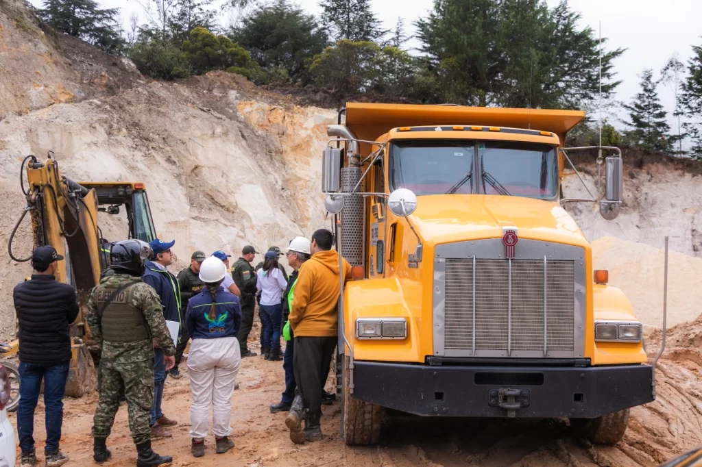 Golpe a la minería ilegal en la cuenca alta del río Bogotá: operativo con la Fuerza Aérea y el Ejército frena cantera en Chocontá